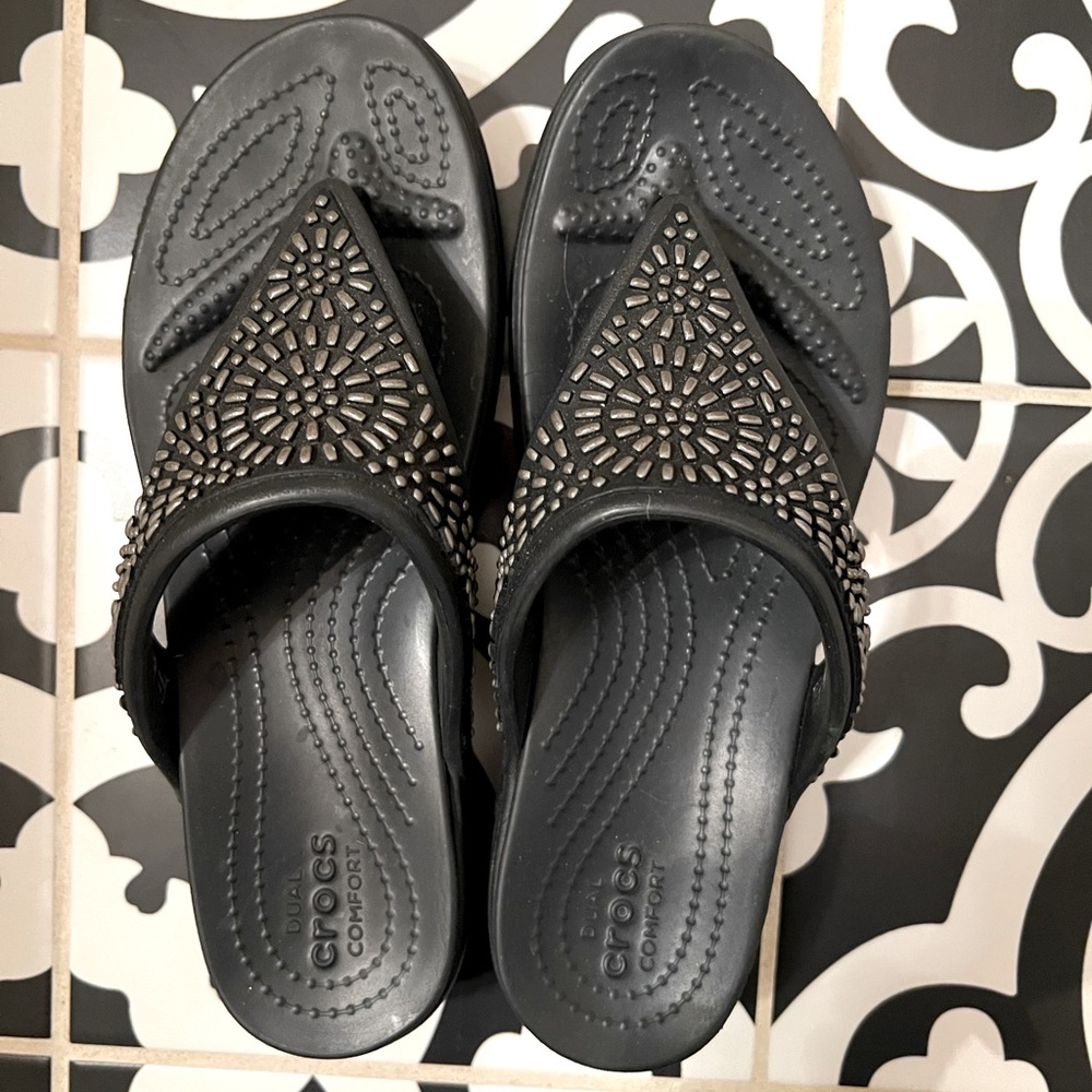 Crocs black flip flops size 7 Great condition.